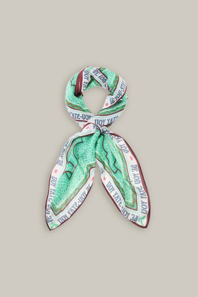 The Sara Shipibo Scarf by Me369 is a stylish accessory that will lift any look. Soft and sleek, this Me369 scarf features a distinctive print from the brands Shipibo collection, with a range of graphics Wear it throughout the seasons for standout style.
