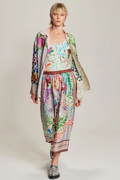 Discover the Vanessa Shipibo Midi Skirt from Me369, a feminine midi skirt with an elasticated waistband, crafted from 100% viscose. The vibrant print of floral and graphic elements adds visual energy to any outfit and creates a flowing silhouette. The ski