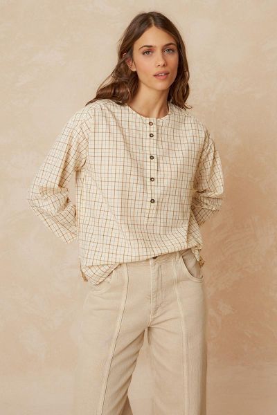 Indi & Cold has this easy blouse shirt that ticks all boxes. The check shirt has a Round neckline, Dropped shoulder, balloon sleeve with darts and 3/4 length along with Half placket buttoned closure. This 100% organic cotton fabric shirt is easy and relax