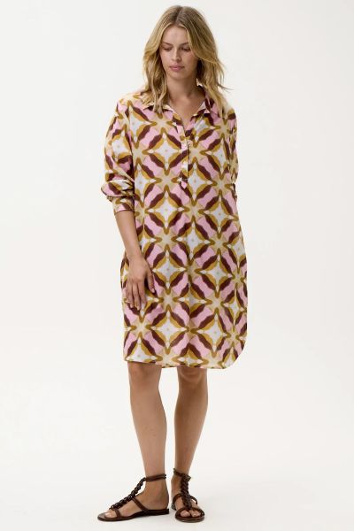 The Middy Gilli is a staple for effortless summer days. Crafted from 100% washed cotton, the classic shirt dress style features a slightly rounded hem with flattering side splits. Style 7680 697. One Season Tropez Middy Gilli Dress In Emerald
