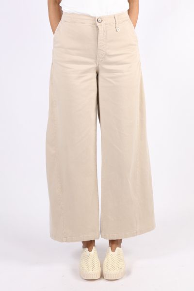 Elevate your everyday ensemble with the stylish Mos Mosh Nelly Rosemany Pant. Designed for a snug yet comfortable fit, these trousers feature a flattering mid rise and are made from a soft, high quality fabric. Detailed with zippered pockets and a chic le