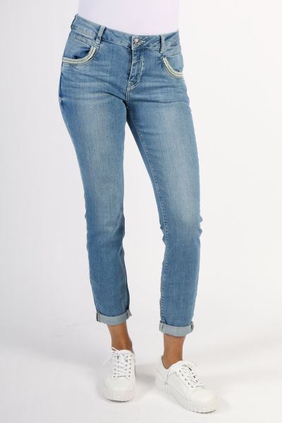 Regular fit jeans with a high/mid-rise waist. The trousers are finished with braided trim on the pockets and a leather badge on the back. Style 151770.