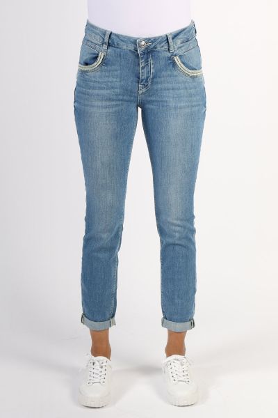 Regular fit jeans with a high/mid-rise waist. The trousers are finished with braided trim on the pockets and a leather badge on the back. 