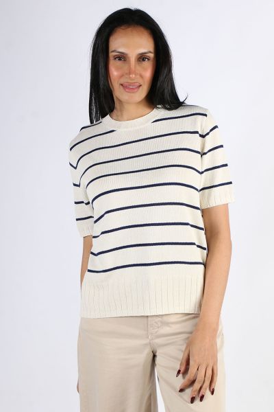 Elevate your casual style with this soft knit, crafted from an organic cotton blend in a comfortable regular fit. Finished with ribbed trims for structure, it channels sporty, preppy vibes and pairs perfectly with chinos for a complete look. 168650.
