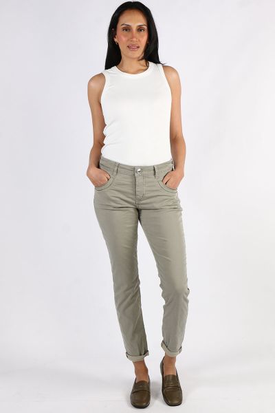 Enjoy ultimate comfort with these super soft, mid rise pants in a regular tapered fit. Made from a lyocell and cotton blend with a hint of stretch, they feature subtle tone on tone embroidery on the front and back pockets. Tuck in a light knit or shirt to