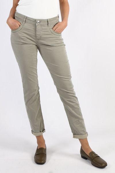 Enjoy ultimate comfort with these super soft, mid rise pants in a regular tapered fit. Made from a lyocell and cotton blend with a hint of stretch, they feature subtle tone on tone embroidery on the front and back pockets. Tuck in a light knit or shirt to