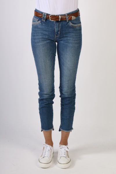 Slightly vintage inspired blue jeans, designed in a slim fit with low rise and finished with a raw undone hem. Sumner Steel Jeans are detailed with lurex decorations and silver studs. Wear yours with a shirt and loafers. Style 143880MS1.