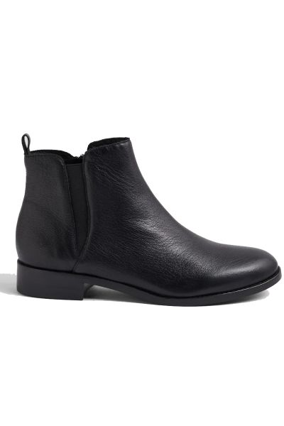 Level up your winter wardrobe with these stylish leather ankle boots by Django & Juliette. A versatile design that can be worn both day and night, NAKTA keeps you looking polished no matter the occasion.