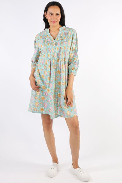 A cute floral number, this Nebraska Tuck Dress by Ibsa is an easy dress that is perfect for everyday. In an overall floral block printed cotton, the dress with 3/4 sleeves, has an open neck, and pleated detail on front and back. Falling above your knees, 