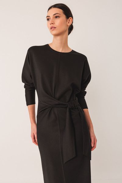 Knitted dress with a nice drape, fitted at the waist by adjusting the drawstring, plus a one side slit. Easy dolman sleeves and round neck it is The perfect combo of comfort and versatility. NM362.

