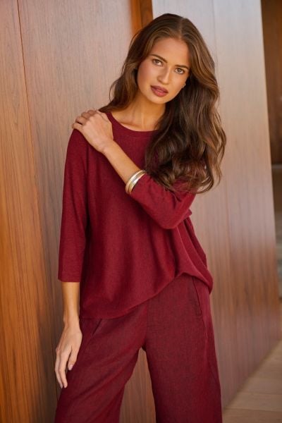 Naturals Relaxed Fine Knit Crew Neck Jumper In Burgundy Smoulder