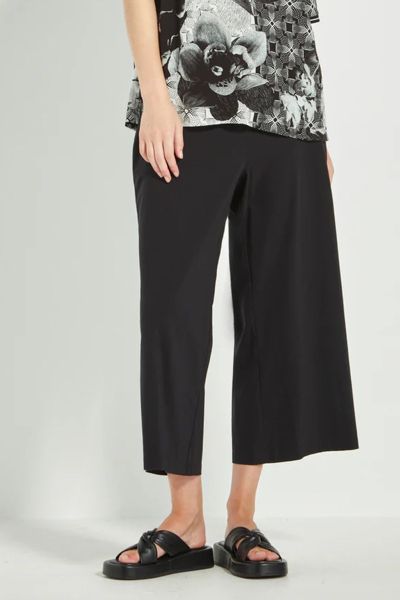 A new addition to the Acrobat collection, the cropped wide leg Okawa Pant offers a relaxed, effortlessly stylish fit. Designed with slanted hip pockets, a flat front, and an elasticated back waistband for all day comfort. Wider through the leg than the Ke
