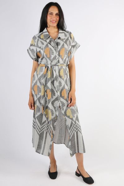This dress features beautiful colors on an easy fall dress, with a waisted adjustable and removable belt. Use with the belt to make it more stylish or without for a more relaxed oversized look. Open V neckline with collar, Wide short sleeves and front but