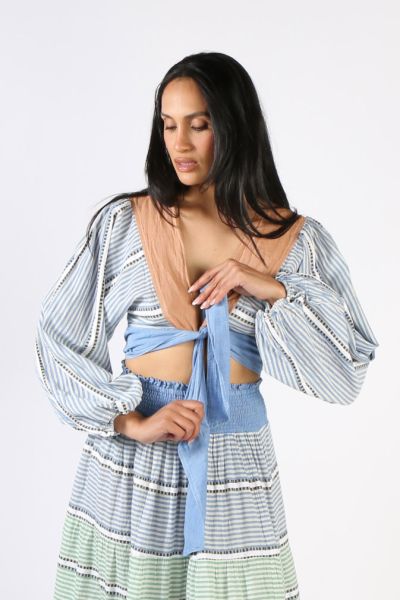 The tie cropped top is a stylish top that ties at the front and creates a fresh easy to wear look. Wear it with the matching skitrt. Style p6267.
