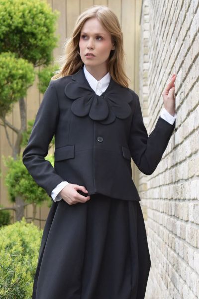 A softly sculpted collar brings a fresh perspective to classic tailoring. The PETAL PERFECT Jacket is refined with a feminine edge and a neat fit. Crafted in SUITS UP fabric in black, it features a single breasted front with a two button closure, front fl