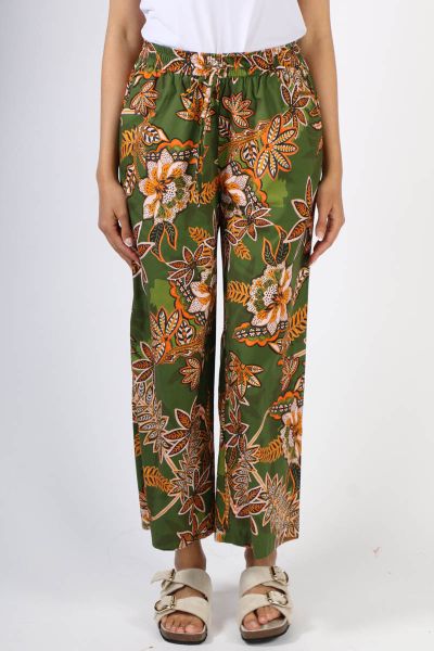 With a soft elastic waistband and gentle relaxed leg. This pant is the ultimate in summer comfort. Crafted from a soft cotton fabrication in a stunning kiku print. Drawstring waist , wide leg and ankle length, Pair these pants with white trainers for a ca