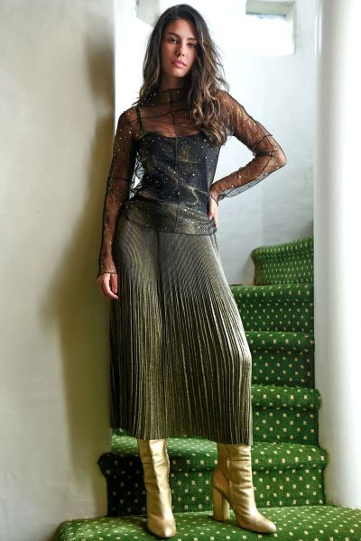 Micro pleating brings fluid movement and texture to the PLEATS and THANK YOU Skirt. Crafted in GOOD AS GOLD pleated fabric, this style features an elasticated waistband for a comfortable, easy fit with a polished finish. Pair with the A STARRY NIGHT Top f