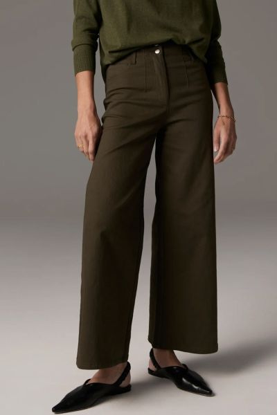 Be on the trend this season with these wide leg pants by Pol. The Lauren wide leg jeans in stretch cotton twill with two button closure can be paired with easy tanks and shirts. PP3830B.