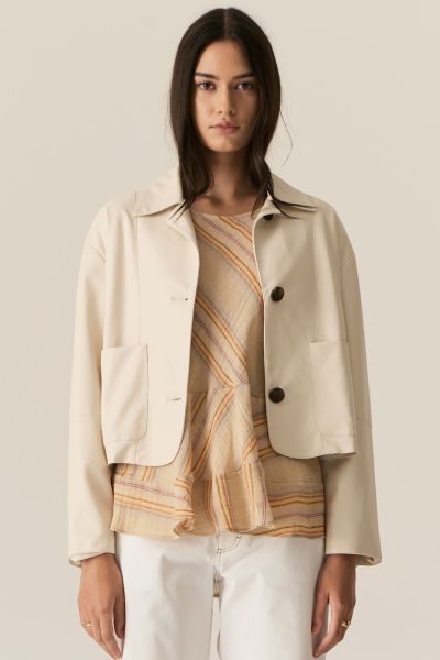 This chic cropped jacket is a versatile addition to your wardrobe, perfect for the fashion forward woman The structured design in faux leather create a smart appearance suitable for various occasions. Style it over a crisp white blouse and wide leg trouse