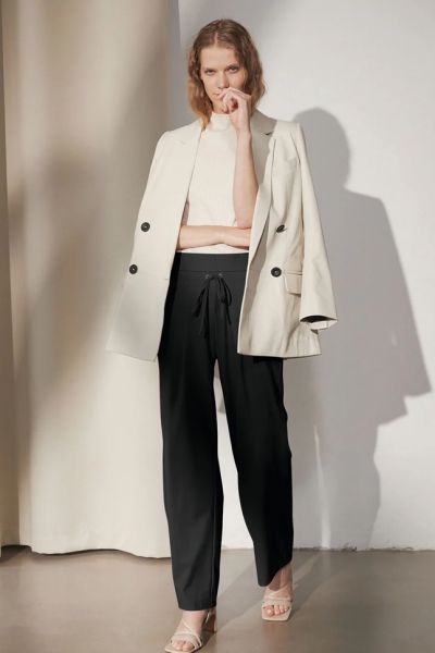 The Candice Straight is a classic yet comfortable jogging style pant. This modern pant offers a classic chino look, relaxed straight legs, and an elastic waistband with a tie for added comfort. Perfect for savvy travellers, these pants are lightweight, cr