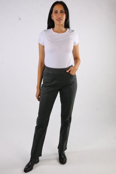 A Brax best seller from the Raphaela range. Pamina is a slim fit and a straight leg style with a slightly more generous fit around the thigh and bottom. Pull on design with high rise, five pockets and amazing two way stretch.
