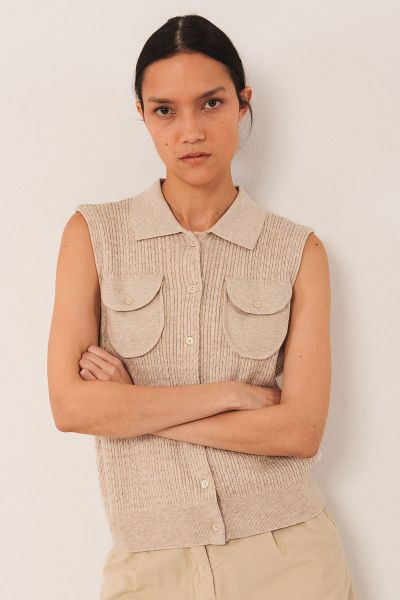 Vest top with ribbed shirt collar and armhole sleeves. Front plastron pockets with flap, and front closure with buttons. It has a soft touch thanks to the silk. RD492.
