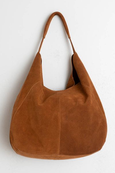 Split leather tote bag with hand and shoulder strap, plus cotton lining, a patch pocket and zipper closure that makes it softer and easier to use. RH730.
