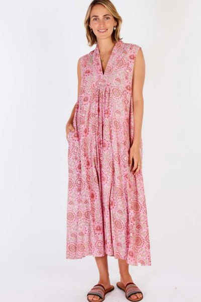 The easy summer San Diego maxi dress by Ibisa is a perfect pick for the season. In an overall breezy floral printed cotton, the sleeveless dress with a V neck has a gathered front and in a long length, it sashays with your every step.