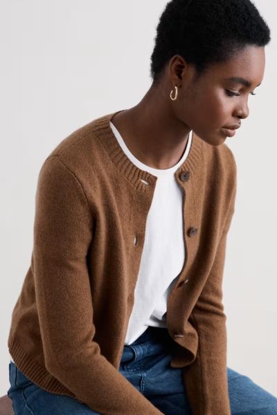 Knitted using a warm wool blend made using 60% RWS certified merino wool, the Tern Tide Cardigan is our go to layer for cool evenings and chilly days. It has a semi fitted shape that falls at the natural waist, with a ribbed cuff, hem and neckline. Design