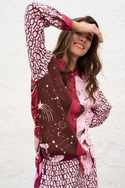 The Snake Charm Blouse in Multicolour by Miss Goodlife blends soft sophistication with bold pattern play. It features a modern all over print and a relaxed silhouette that transitions seamlessly from daywear to evening style. With its classic Kent collar,