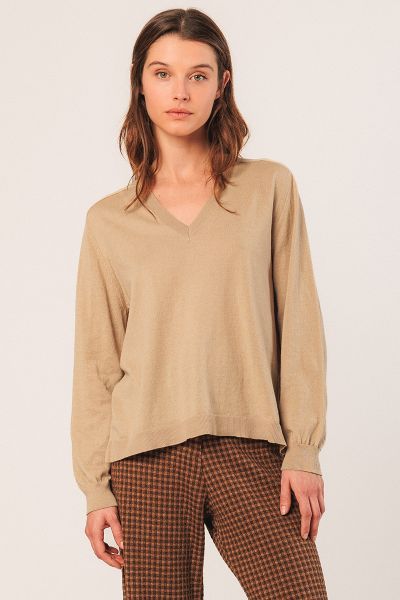 A basic sweater in fine organic cotton, with a V neckline, Dip Hem and long sleeves. Embroidered logo details. You have a wide range of colors to choose from. Layer up or wear on its own, this is sure to keep your best style foot forward.TK495.

