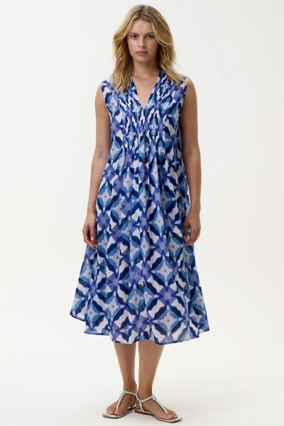 The Tommy embodies balanced elegance. Free and flowing, the sleeveless style features a flattering pin tuck bodice and a plunging v neckline.7710 755.
