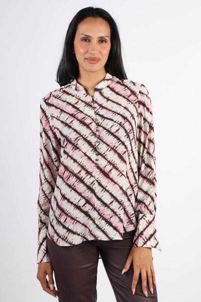The Verge Seychelles Blouse blends effortless elegance with a modern silhouette, making it a versatile standout for any curated wardrobe. Crafted from premium, lightweight fabric, in a bias cut it features a refined drape and meticulous tailoring that ens