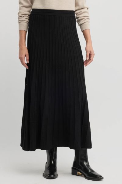 Yarra Trail Cedar Skirt In Black