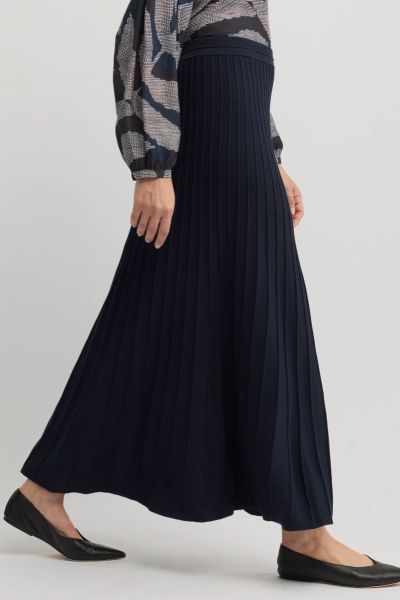 Yarra Trail Cedar Skirt In Navy