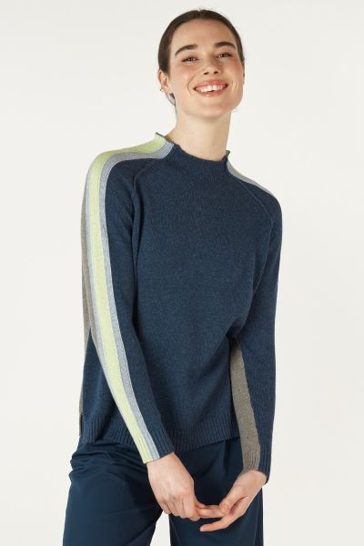 Turn a surprise around the corner this season with this Zaket and Plover. The high neck and long sleeve jumper has a raglan sleeve for easy movement. Accented with a striped stripe down the sleeve, for a sporty accent and a contrast back, this fun jumper 