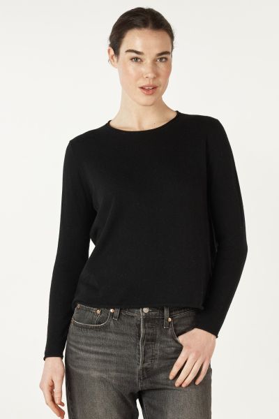 Classic Jumper by Zaket and Plover is your go to for the season. In a Cotton cashmere, the easy jumper has round neck and full sleeves and finished with roll trim. Style it with easy pants. Styl ZP7149.
