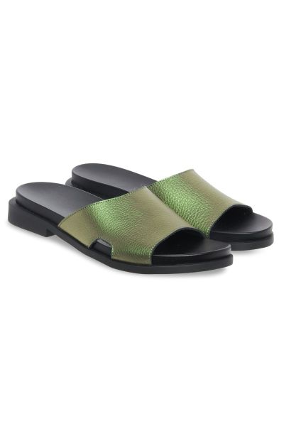 The Makuzi mule with cutout on the side plain metallic full-grain calfskin leather with 2.2 cm heel in black rubber and anatomic footbed. great with dresses and skirts.