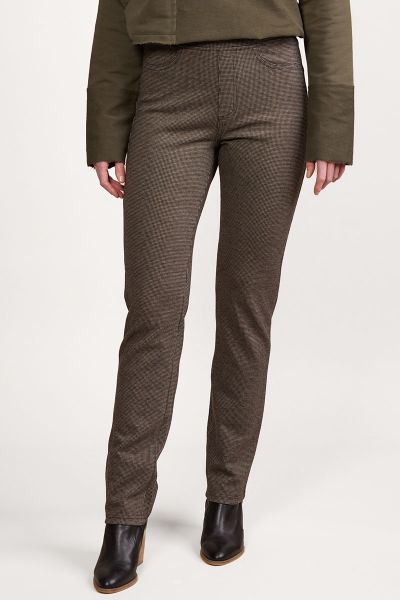 Go for the Vassalli Slim Leg Full Length Printed Ponti Pull On Pant. Made from stretch fabric for the perfect fit along with Elastic waistband. Have a Faux fly and two faux front cutaway pockets. The Two back patch pockets with V stitching detail and vass