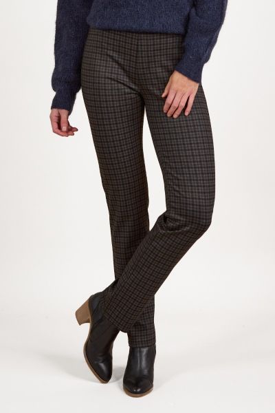 Go for the Vassalli Slim Leg Full Length Printed Ponti Pull On Pant. Made from stretch fabric for the perfect fit along with Elastic waistband. Have a Faux fly and two faux front cutaway pockets. The Two back patch pockets with V stitching detail and vass