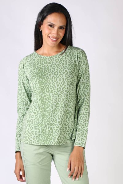 Comfortable and pretty cool. This leopard sweater has many fashionable advantages and is the perfect basis for a successful, modern outfit. This sweater made of wool is extremely casual and enchants with its cool dark line wash.