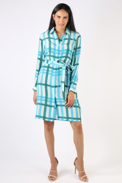 A shirtdress is a classic wardrobe staple and this one by Anupamaa is our perfect one for the season. In a geometric print, it has a shirt collar with a front button closure. Will full sleeves, finsihed with cuff and falling just at your knees. Style with