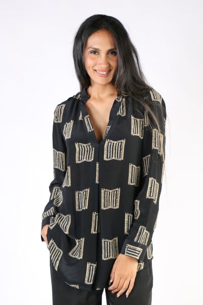 A relaxed and easy top that is perfect for both work and Play, this Rome Top checks more than one box. The V neck top features a wide high collar that gives you a polished look and a roomy silhouette that keeps it breezy and relaxed. Paired with skinny or