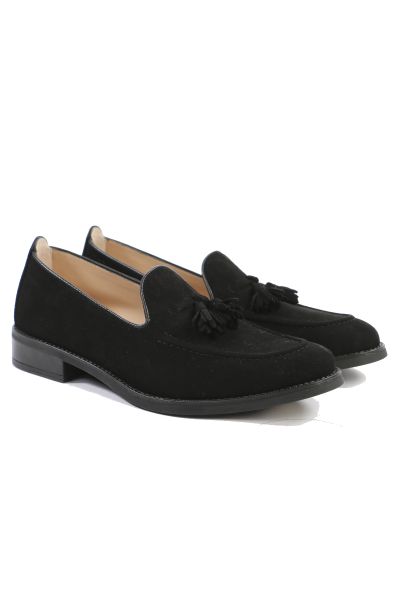 Round toe loafer made in suede. Matching suede tassel trim on the instep. Light, flexible and non slip rubber sole.