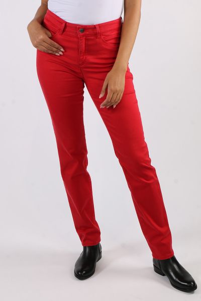 The Style SHAKIRA is a favorite for women. Rounded off with sneakers or ankle boots, the five pocket pants are perfect for creating combinations. The slim fit womens pants impress with a slim leg and a regular waist. The elaborate pocket design gives the 