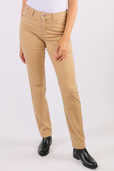 The Style SHAKIRA is a favorite for women. Rounded off with sneakers or ankle boots, the five pocket pants are perfect for creating combinations. The slim fit womens pants impress with a slim leg and a regular waist. The elaborate pocket design gives the 