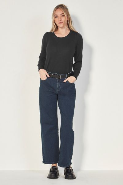 Embrace the relaxed sophistication of a perfectly tailored wide leg jean. 5 pocket, fly front, wide leg jean in soft, stretch white denim. The Cruise jean is ankle length. style 9594XBT.