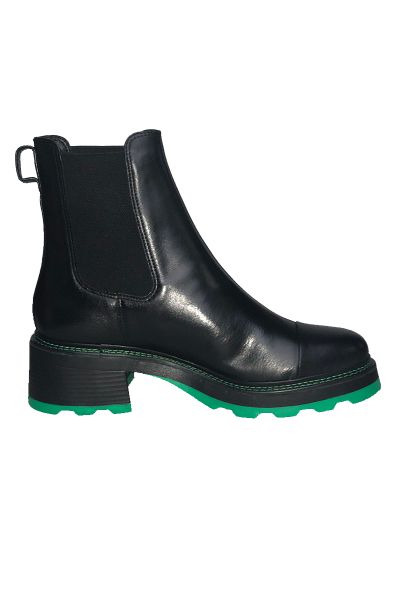 This revamped and modern version of the boot you love is here to add a little more color and elegance. Both the tractor heel and the detail on the side give an even cooler effect to your winter wardrobe outfit combinations. style 486001.