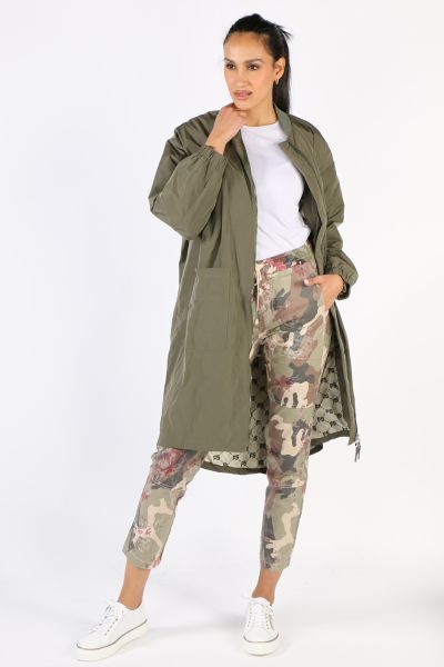 Beautiful, casual microfiber coat in a olive. The coat can be closed with a 2-way zipper. A comfortable, elastic cuff is worked into the neckline. The coat is embroidered on the back with the cool Funky Club logo. The coat is cut oversized, and can be sty