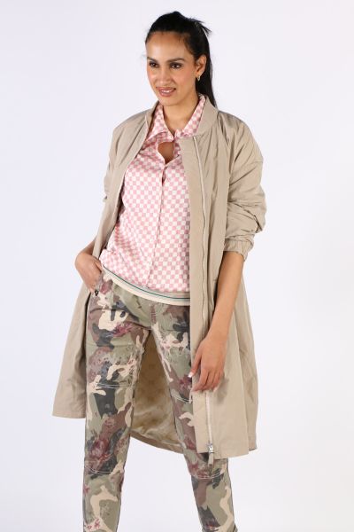 Beautiful, casual microfiber coat in a olive. The coat can be closed with a 2-way zipper. A comfortable, elastic cuff is worked into the neckline. The coat is embroidered on the back with the cool Funky Club logo. The coat is cut oversized, and can be sty